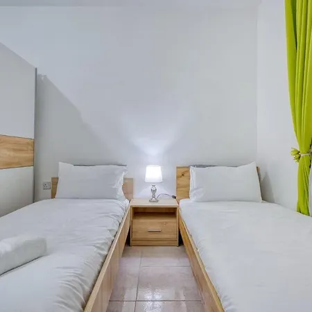 Peaceful Mellieha Stay, Walk To Stunning Beach!